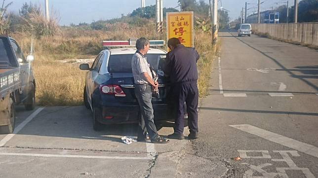 今天上午7點半，彰化開往新竹的區間車，在苗栗龍港到白沙屯間的山邊平交道，發生西正線撞擊公路汽車事故，台鐵處理中。苗栗縣消防局表示，小貨車駕駛跳出車外，無人受傷受困。記者范榮達／攝影