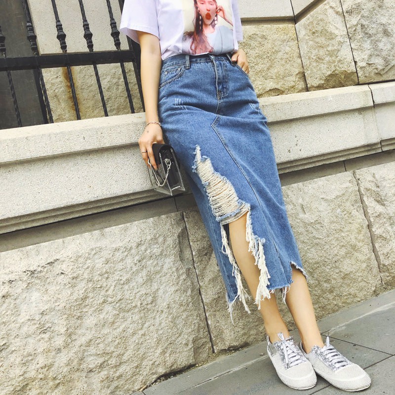 ✔ 今夏必敗款~~開叉的剪裁能讓你的腿部線條更修長、性感✔ 開衩設計，帥氣隨意，帶有不羈的慵懶感，上半身可搭素色或露肩上衣✔ 高腰開衩牛仔裙，可以修飾腰身線條，同時還能拉長身形比例，非常適合身材嬌小的女生✔ 開衩牛仔裙，展現了臀部及大腿之間的身材曲線，是最能夠帶出女人味的牛仔風格材質：單寧牛仔尺寸：S 腰圍64 臀圍90 裙長80牛仔新品一般較易殘留染料味道，只要水洗過就能消除囉!不論是何種材質的衣料品，建議都要經過水洗再穿對皮膚會比較好喔!(尺寸皆為平量 !!!!!! 商品尺寸差2~3cm為正常值)每台電腦/手機皆有色差可能，因此以實品顏色為準唷#長裙#刷破#韓版#牛仔裙#長裙#個性#不收邊 #破洞#修身#短裙#不規則#熱賣款#超划算#約會#顯瘦#開衩#不規則#A字裙#魚尾裙#牛仔#女生衣著#牛仔半身裙#刷破牛仔裙