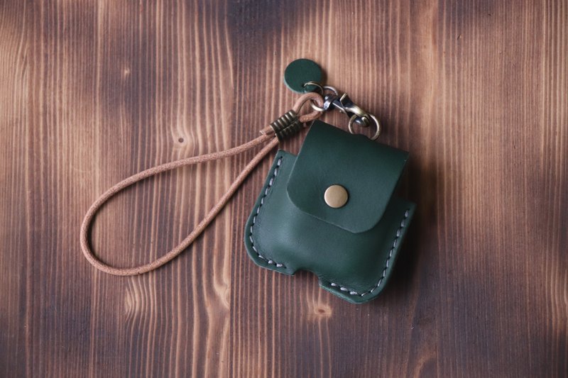 材質：歐洲進口植鞣牛皮 尺寸：6.5 cm*6.5 cm*2 cm (以每邊最寬處計算) 本商品適用於蘋果airpods系列產品。