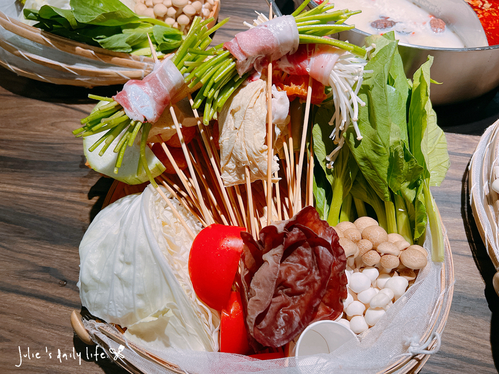 498吃到飽,串串,台啤,吃到飽,哈根達斯,嚕串節,巴適,巴適經典麻辣鍋,巴適經典麻辣鍋林口店,林口,火鍋,菜單,鴛鴦鍋,麻辣火鍋 @跟著Julie一起走吧