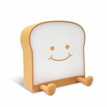 Timo吐司小夜燈-微笑款，吐司造型超可愛，可單面或雙面發光，還具手機支架功能，售價499元。(圖/台隆手創館)