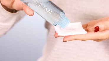 只有卸妝還不夠！卸妝液含有滿滿的「精華液」才是王道，PTT、DCARD網友激推三款正夯的卸妝精華產品趕快用起來～