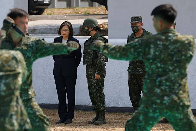 蔡總統視導陸軍戰工營 期許強化部隊戰力 路透社 Line Today