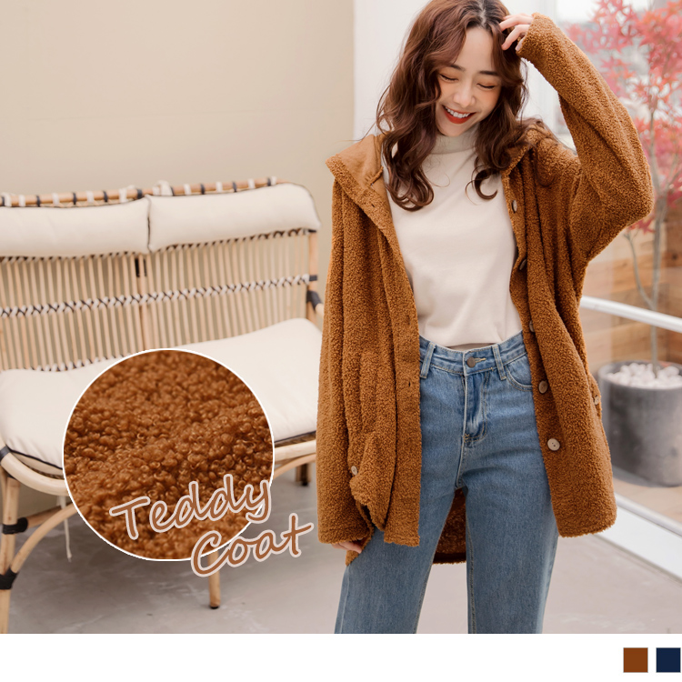 版型偏大 建議可選購小一碼 親膚柔軟的泰迪熊毛毛面料穿著更舒適， 加上木質排釦設計，呈現休閒質感， 適合日常穿搭，可愛氣息更加分 ~ ************** 小提醒： 釦可開、側邊釦不可開、口袋