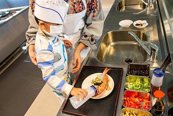 【宜蘭景點】溪和水產觀光工廠-2021年全新開幕！好玩又有趣的漫畫式簡介，多種免費海鮮試吃，飯糰ＤＩＹ與現煮海鮮ＤＩＹ活動玩不膩，美味多種魚料理，門票全抵消費的必玩室內景點