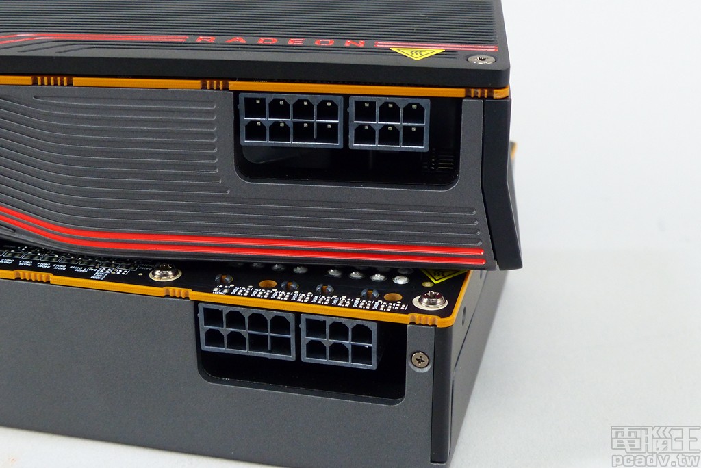 Radeon RX 5700 和 Radeon RX 5700 XT 均需要連結 1 個 PCIe 8pin 和 1 個 6pin 輔助電源。