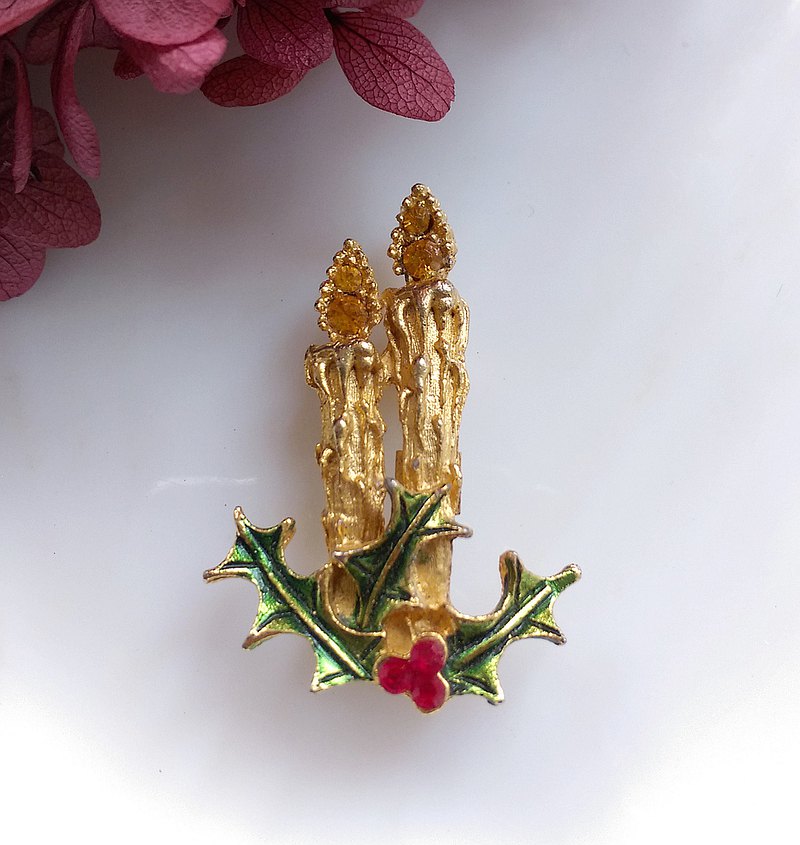 我們販售西洋古董老件飾品，非全新商品，照片均是實物拍攝，品況如圖， 請勿以全新商品的標準看待。 我們收的老飾品均是1960~1980年代在美國社會流行首飾風格，非此物件正確的製造年份。 請粉絲朋友們需