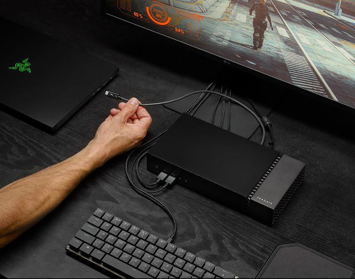 FireCuda Gaming Dock 是 Seagate 首度推出結合 Dock 形式的儲存產品。