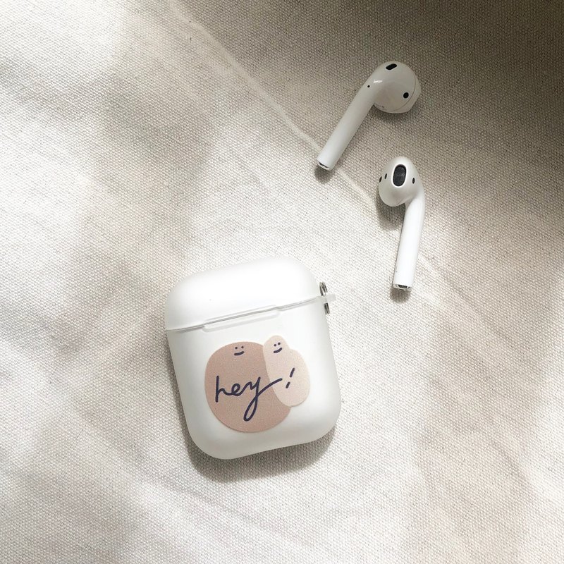 > Airpods 耳機保護套 >1/2代皆可合身使用 > 側邊掛孔附小釦環方便攜帶 > 保護套材質稍微有點厚度和硬度的唷