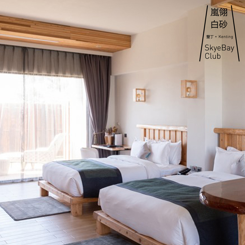 環繞半島的沁涼海風，捎來南國燦爛的日光，跟隨鷹鳥振翅飛翔，遨遊於墾丁四季豐富多變的風光。紅瓦白牆打造的歐式渡假莊園坐落於森丘之頂，映襯了青山綠意與一片琉璃；將環繞海景、綠意山林、白色風車盡收眼底。在這