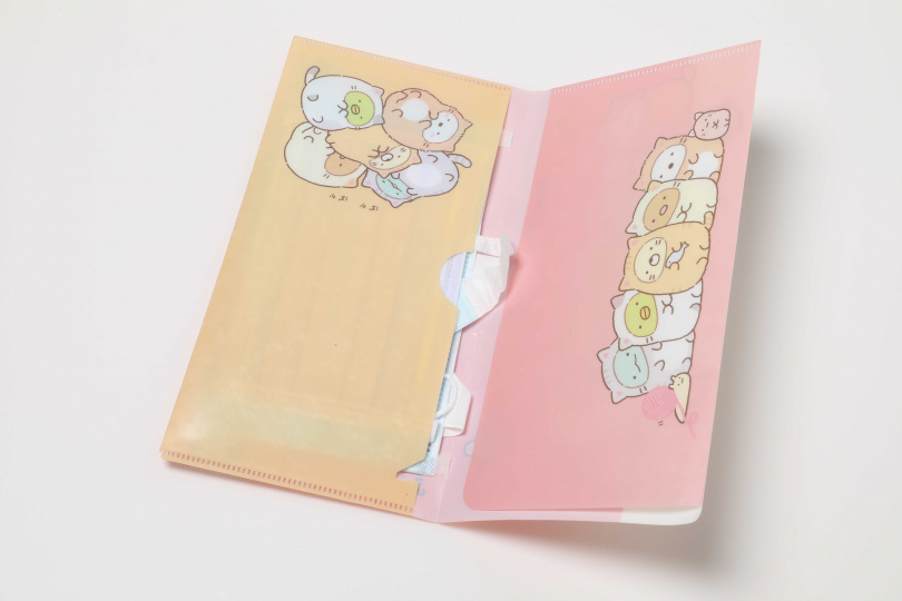 因為兩個小朋友都喜歡動漫「角落生物」，這個朋友送的口罩盒最近正好派上用場，一邊放自己的口罩、一邊放小朋友的，很適合媽媽用。