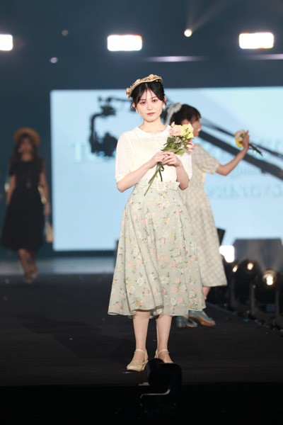 26時のマスカレイド・吉井美優、花柄のヴィンテージコーデで「TGC」初