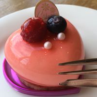 延々とスイーツが貼られていく部屋