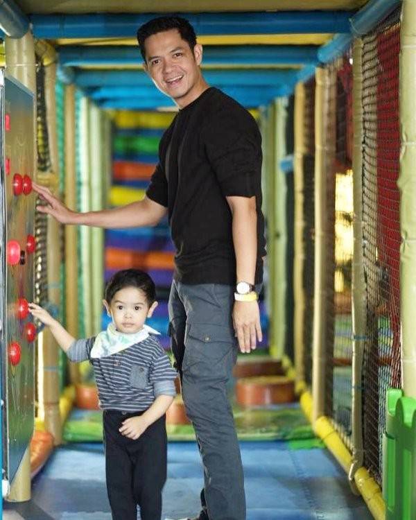 Deretan Foto Bapak dan Anak Ini Ungkap Keseharian Selebriti Saat Jadi Orang Tua. Mulai dari yang Lucu Sampai yang Keren! Like Father Like Son!