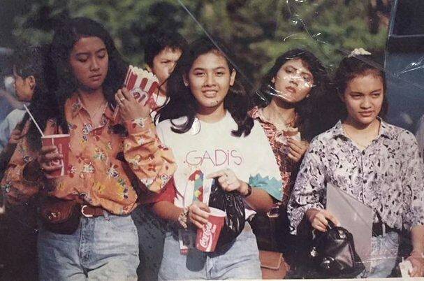 15 Foto Jadul Ini Bukti Wajah Cantik Desy Ratnasari Tetap Awet