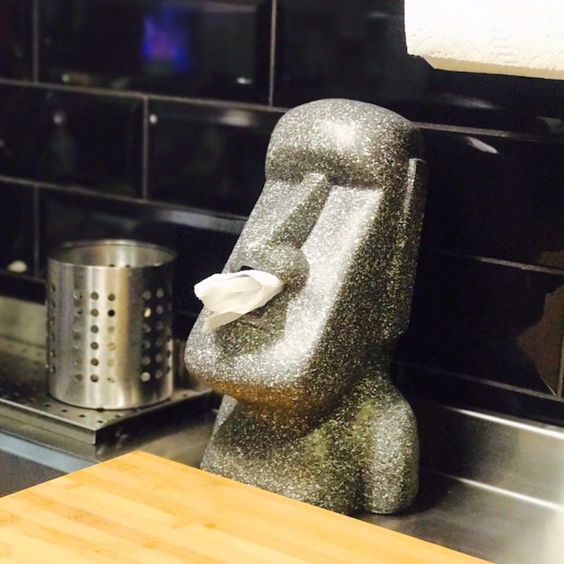 100%台灣手工製作 仿造復活島Moai石像 超酷的擺飾兼具面紙盒的功能 玻璃纖維防水材質，可放置戶外 三種不同顏色：水泥灰|深灰|白灰
