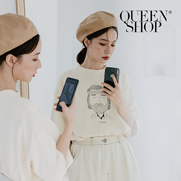 手繪感的圖案上衣 寬鬆的版型非常好穿 簡單搭配牛仔褲 球鞋和棒球帽 舒適休閒日常穿搭