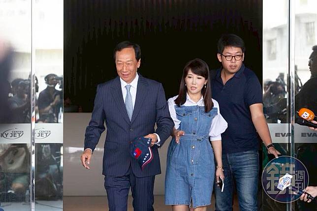 不滿母親遭網友詛咒郭董怒告200網路酸民討公道 鏡週刊 Line Today