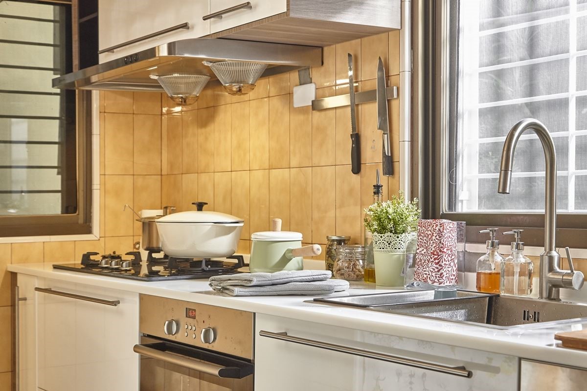 運用家具櫃體：METOD 系統廚櫃組合、RINGHULT 門板、UTRUSTA 抽屜面板。