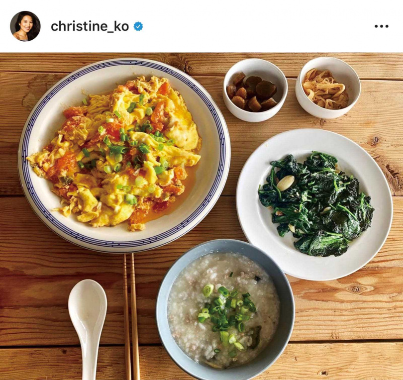 葛曉潔在媽媽文潔的指導下，學會很多台灣料理。（圖／翻攝自IG）