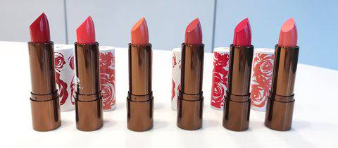 品木宣言精油唇膏推出全新珊瑚色系 28晨曦紅花 30甜橙木 神仙美色請筆記 這潤度太完美 Elle Line Today