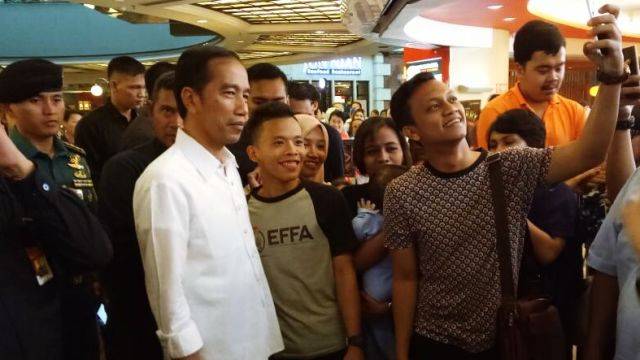 Warga berselfie bersama Jokowi di GI. (Foto: Caroline Pramantie/kumparan)