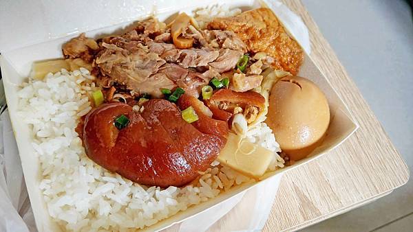 【中和美食】滷肉腳-還沒有到用餐時間就排到店門外的超人氣排隊豬腳飯 【中和美食】滷肉腳-還沒有到用餐時間就排到店門外的超人氣排隊豬腳飯
