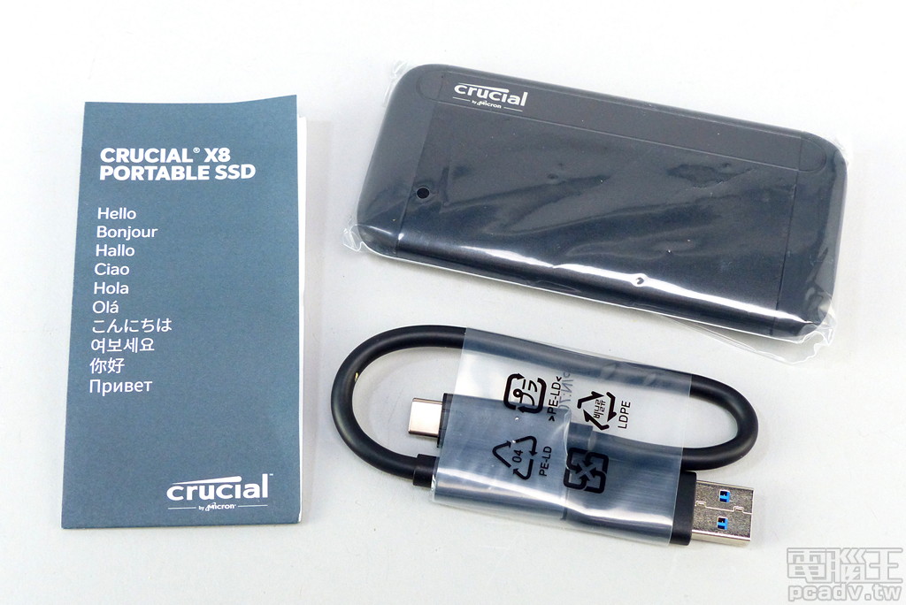 包裝內容物包含 Crucial X8 外接 SSD 行動硬碟本體，1 張多國語言保固說明書、1 條數據傳輸線。