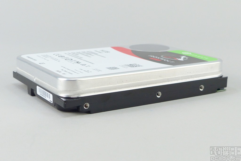 先前填充氦氣硬碟消失的中央螺絲固定孔再次回歸