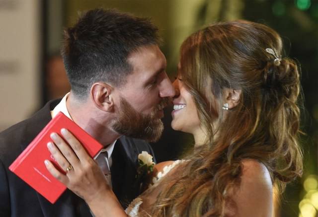 Lionel Messi meresmikan hubungannya denan sang kekasih Antonella Roccuzzo dalam sebuah upacara mewah di kampung halamannya di kota Rosario, Argentina. Foto oleh Eitan Abramovich/AFP