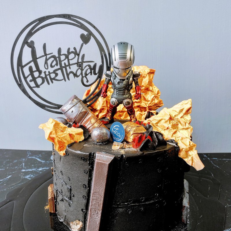 這款鋼鐵人蛋糕我們以金屬的感覺去做延伸，運用鋼鐵港覺得蛋糕本體，搭配上金屬感覺的巧克力，襯托出鋼鐵人的剛硬感覺，這款也可製作發光造型蛋糕！桓儀來信詢問唷！