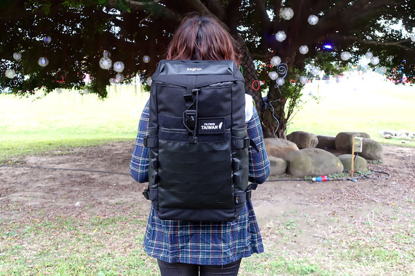 開箱-bagrun都會玩家瞬開翻蓋後背包，通勤後背包推薦，旅行輕便背包，一秒瞬開磁扣的輕量防水後背包，輕旅行多功能收納後背包