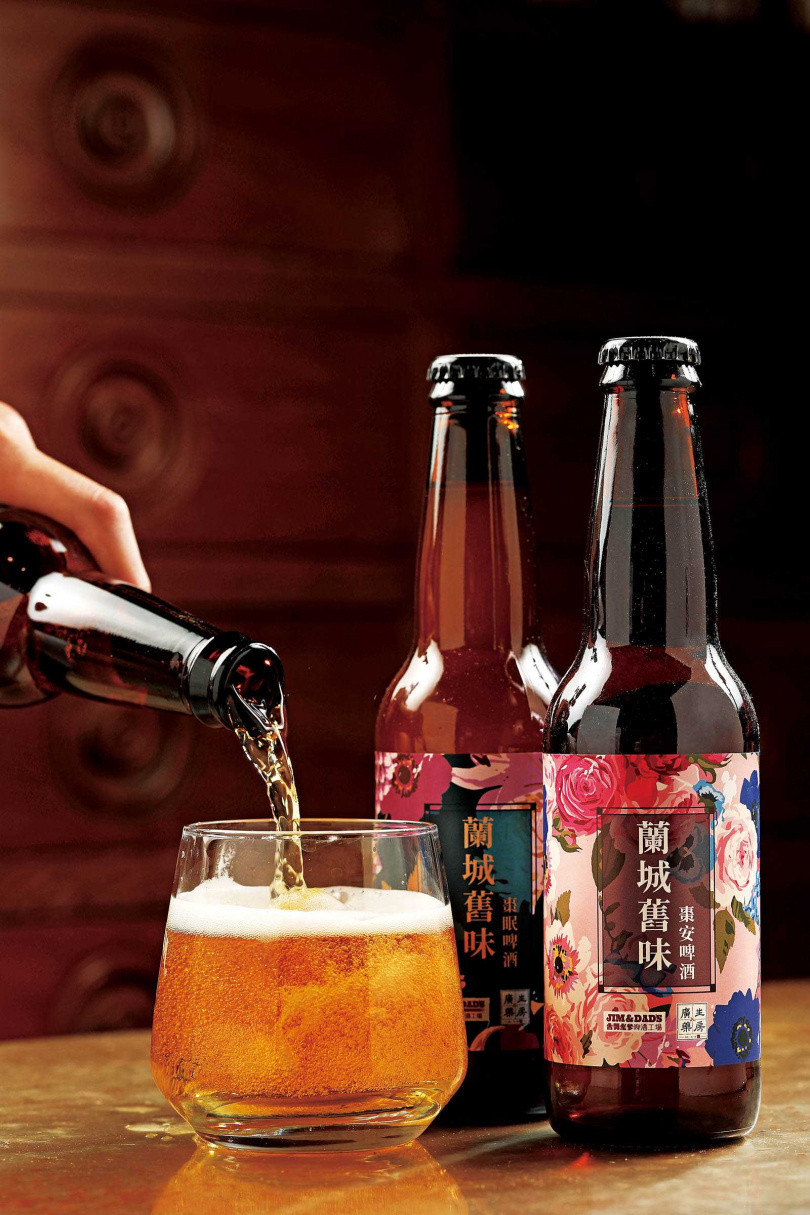 從早、晚茶延伸的「棗安／棗眠啤酒」，口感層次豐盈。（各150元）（圖／于魯光攝）