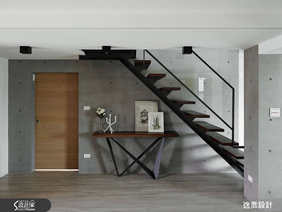 鏤空設計的樓梯，使用玻璃、鐵件營造出現代感，有別與傳統實心樓梯的笨重視覺，梯下方空間可做任何運用，或簡單妝飾。