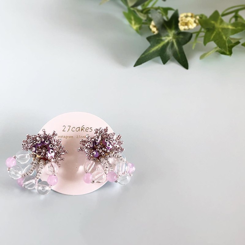 在蓬鬆的縫製珠子圖案下， 清晰柔和的彩色珠子成圈編織。 總長度→約35mm，約10g