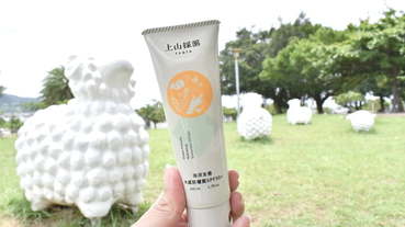 #上山採藥-海洋友善水感防曬露。海洋友善配方，不污染水質，破壞環境生態。質地水潤清爽，好吸收。使用後，不殘留黏膩感