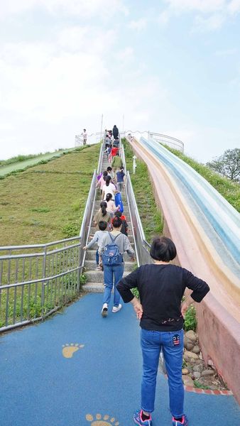 【新北市特色公園景點】員山公園-高度超過4公尺的超高速溜滑梯、滑草坡，不分年齡都可以玩的免費溜滑梯