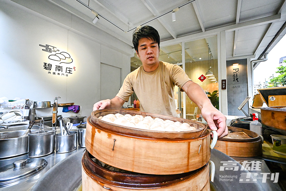 葉安祥自小跟著母親在外揮汗擺攤，本來打定主意不做這行，但不捨母親年歲漸長，最後返家傳承手藝，打開蒸籠香味四溢，成為他日常寫照。(攝影/Carter)