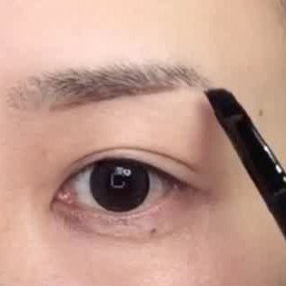 コンシーラーを使った眉毛メイクのやり方 きれいな自眉の消し方