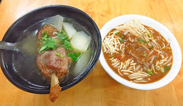 【宜蘭美食】正宗四川辣担麵-超大爽快的蘿蔔排骨湯 【宜蘭美食】正宗四川辣担麵-超大爽快的蘿蔔排骨湯