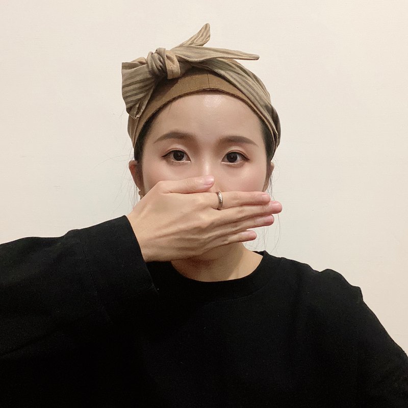 ✃髮帶為長條自綁型，不是固定好的鬆緊帶款唷！ ✃繡著品牌縮寫名（CHIU.CY）為髮帶背面，若是不介意，也能兩面綁唷！ ✃當領巾做裝飾也是一種變化。