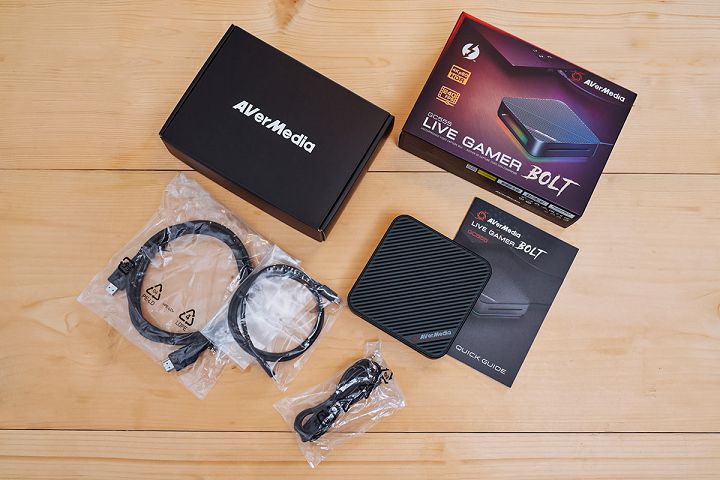 除了擷取盒本體與說明書外，另附 3 條線材，分別是 3.5mm 音源線、HDMI 2.0 傳輸線及 Thunderbolt 3 傳輸線。