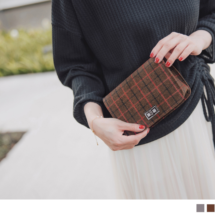 選用毛呢質感，營造濃厚的秋季氛圍。 格紋布紋讓整體更顯知性穩重感。 小包攜帶方便，簡單、輕盈便可出門。 此款2色鍊條肩背小方包，搭出你的流行時尚感，適合新鮮人小資族穿搭。 **************