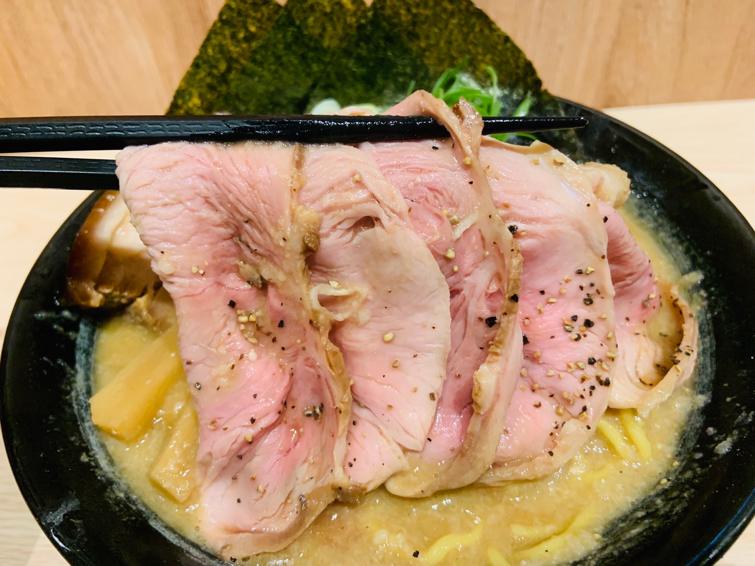 【新北中和頂溪美食】辰拉麵，每日限量10碗 濃湯大興奮 配料超豐富，大片叉燒