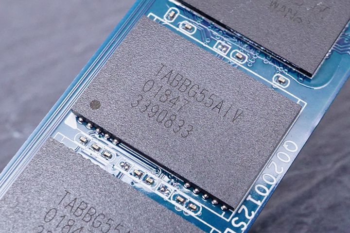 NAND Flash 採用 Toshiba 64 層 3D TLC 顆粒，型號為 TABBG55A1V，正反面合計共有四顆，每顆 256GB，合計約 1TB 大小。