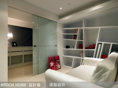 活用雙層櫃 讓你同時擁有書房和更衣室