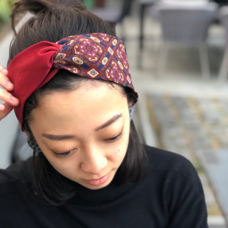 無論是天生自然捲或者懶得打理頭髮的你，都可以輕鬆打造獨一無二的造型。您還可以提供頭圍和喜愛的領帶給我們，訂製專屬的髮帶或帽子唷 ?