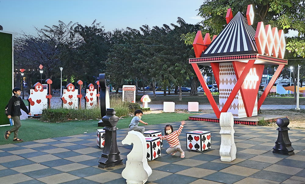 蓮池潭兒童公園的奇幻樂園，將「愛麗絲夢遊仙境」童話故事搬到真實世界。(攝影/Carter)