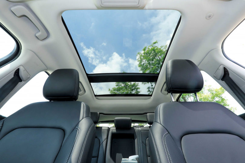 搭配全景式電動天窗的NEW KUGA EcoBoost 180旗艦型，讓人感到療癒。（圖／王永泰攝）