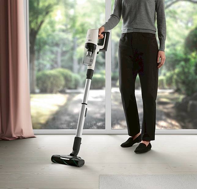 伊萊克斯推出業界唯一「免手洗淨汙分流」無線濕拖吸塵器Electrolux